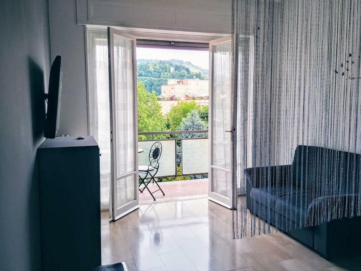 Appartamento Con Terrazzo Zona Ospedale Civile เบรเชีย ภายนอก รูปภาพ