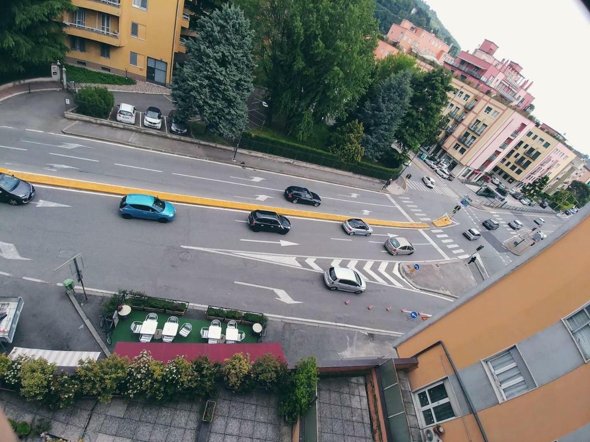 Appartamento Con Terrazzo Zona Ospedale Civile เบรเชีย ภายนอก รูปภาพ