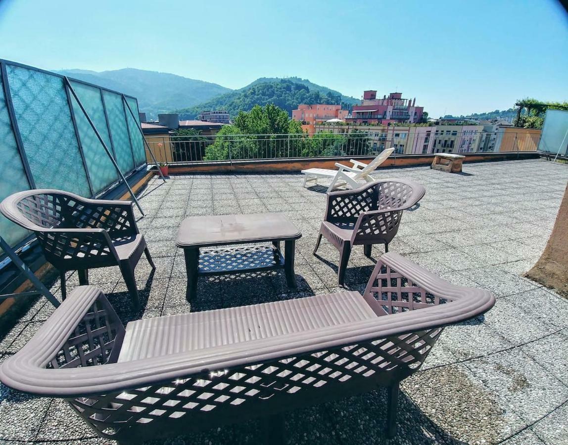 Appartamento Con Terrazzo Zona Ospedale Civile เบรเชีย ภายนอก รูปภาพ