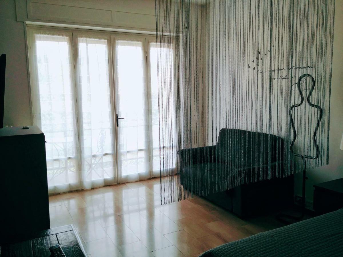 Appartamento Con Terrazzo Zona Ospedale Civile เบรเชีย ภายนอก รูปภาพ
